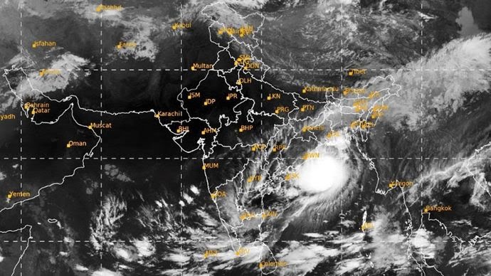 ദാന ചുഴലിക്കാറ്റ് കര തൊട്ടു; ഒഡിഷയിൽ 16 ജില്ലകളിൽ മിന്നൽപ്രളയ മുന്നറിയിപ്പ്; കാറ്റും മഴയും ശക്തം