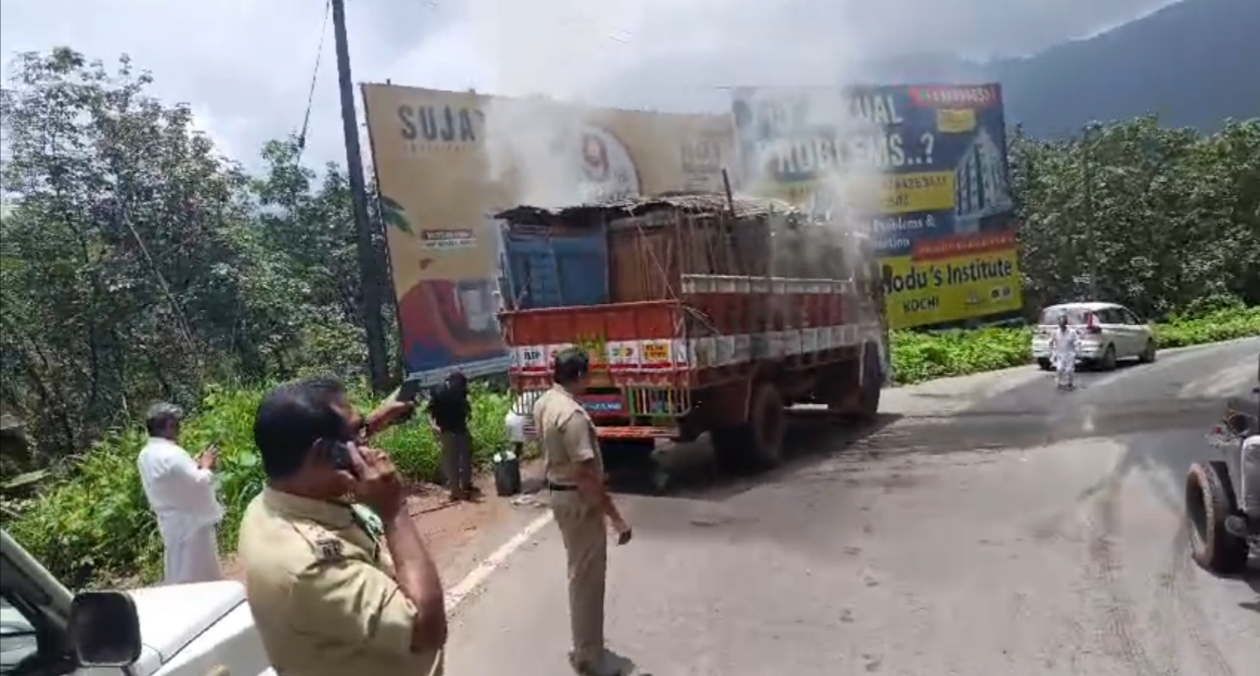 ചുരത്തിൽ ലോറിക്ക് തീപിടിച്ചു