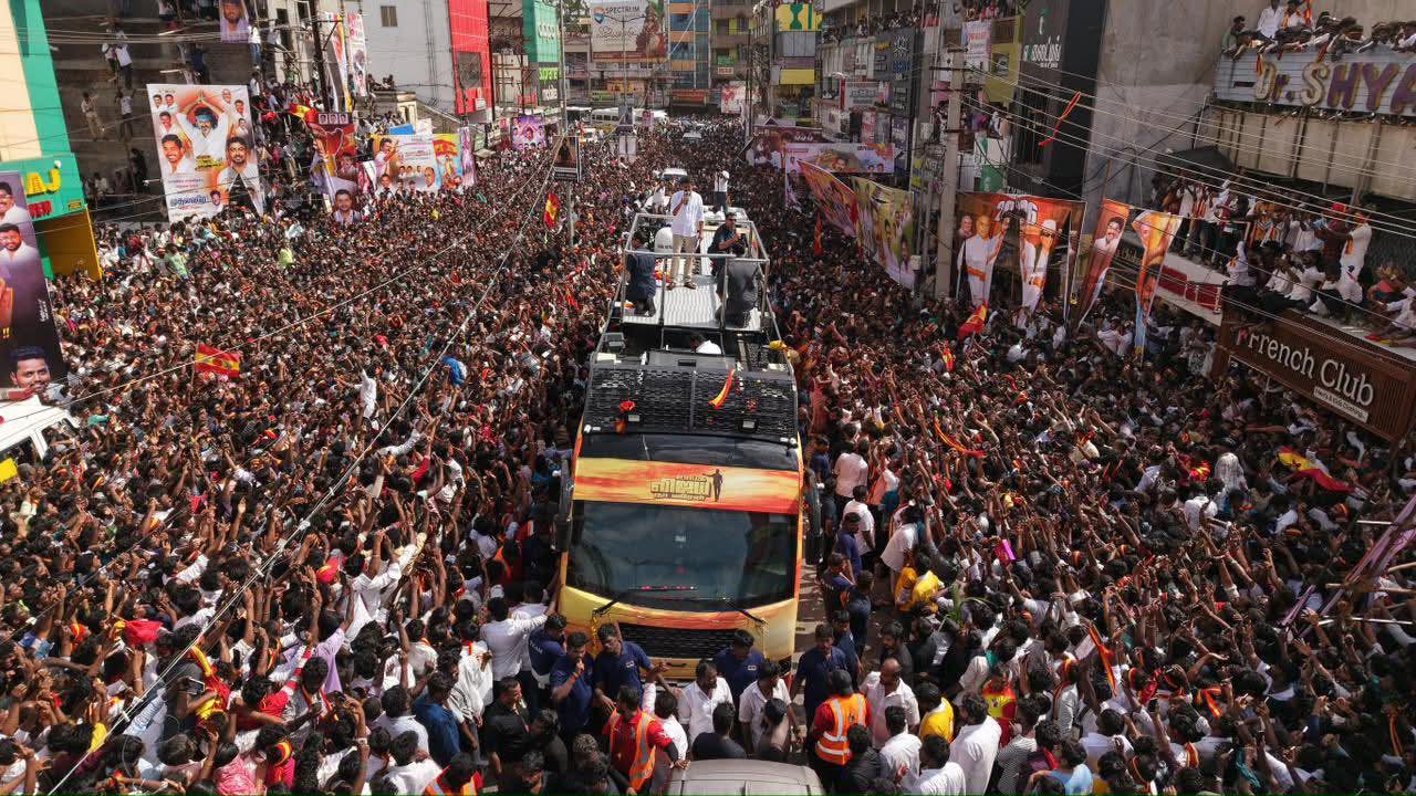 കരൂര്‍ ദുരന്തം അനുമതി തേടിയത് 10,000 പേരുടെ പരിപാടിക്ക്, എത്തിയത് 50,000ത്തോളം പേർ വിജയ് എറിഞ്ഞ വെള്ളക്കുപ്പിക്കായുള്ള തിക്കും തിരക്കും ദുരന്തത്തിന്‍റെ വ്യാപ്തി കൂട്ടി