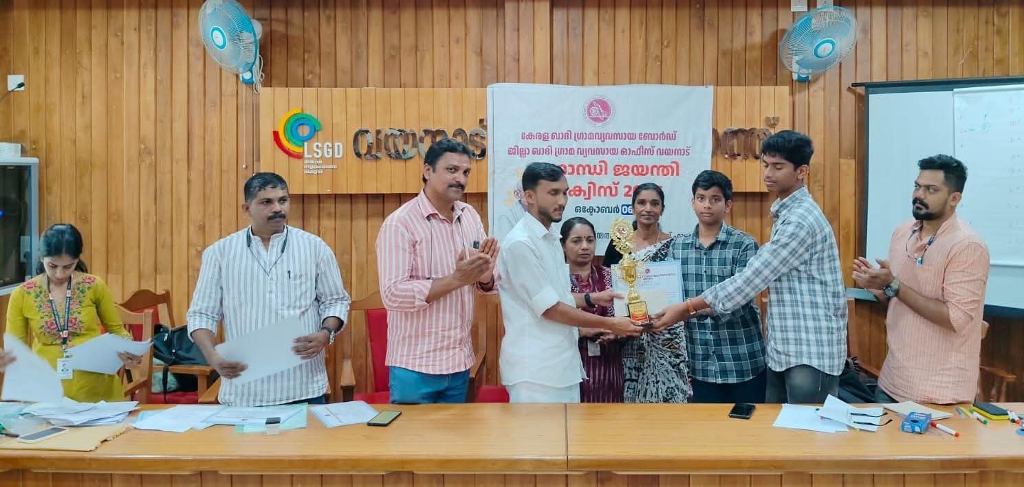 ഗാന്ധി ക്വിസ്: പെരിക്കല്ലൂര്‍ ജിഎച്ച്എസ്എസ് വിജയികള്‍ 