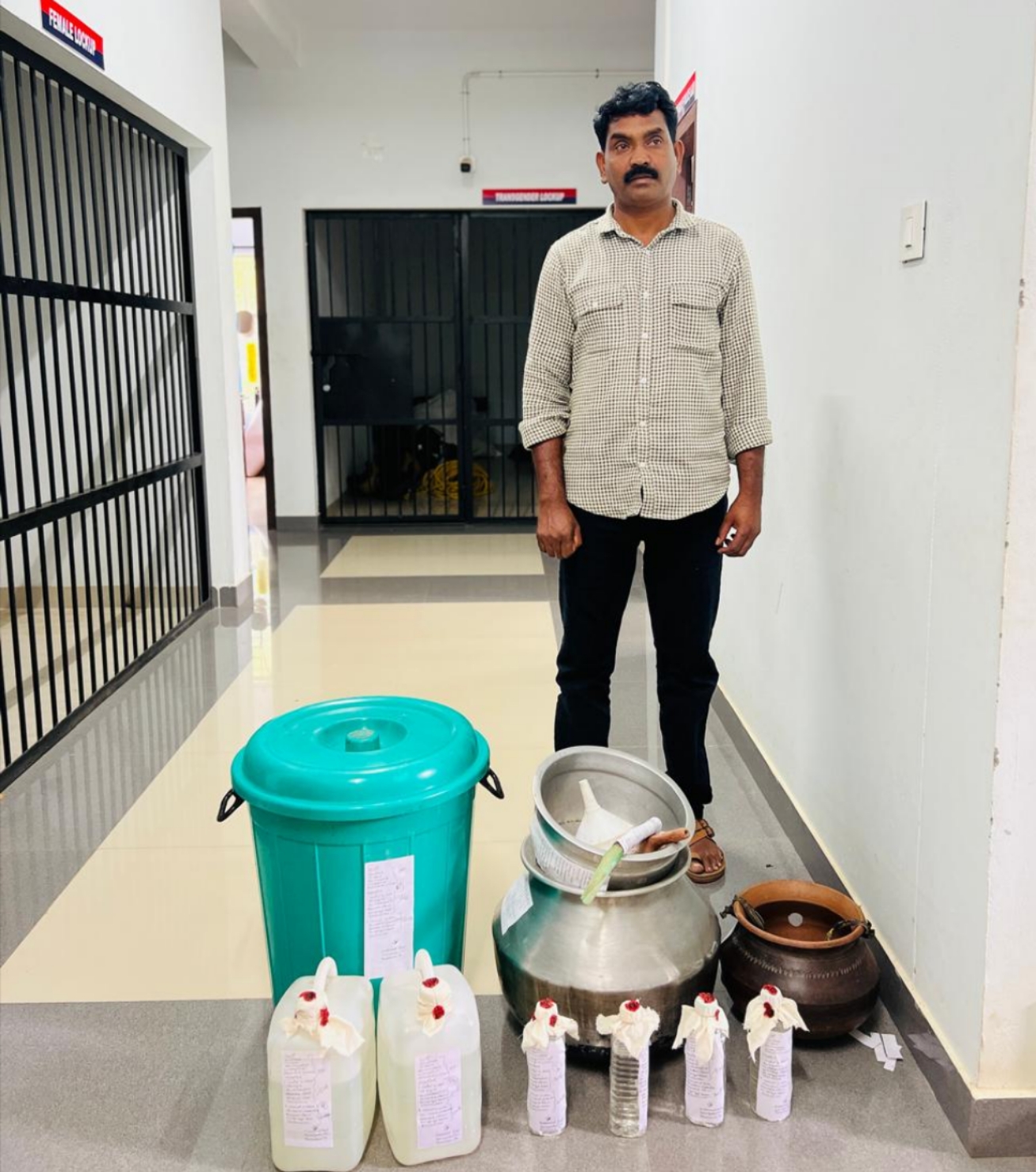 നാടൻ ചാരായവും വാറ്റ് ഉപകരണങ്ങളുമായി ഒരാൾ പോലീസ് പിടിയിൽ