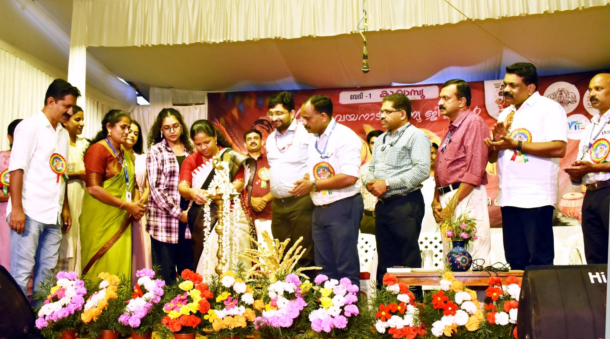 വയനാട് റവന്യൂ ജില്ലാ സ്കൂൾ കലാമാമാങ്കത്തിന് തിരിതെളിഞ്ഞു;കലാമേള  ജില്ലാ കളക്ടർ ഡി. ആർ മേഘശ്രീ ഉദ്ഘാടനം ചെയ്തു