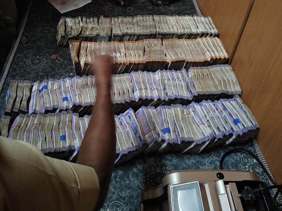 രേഖകളില്ലാതെ കടത്തിയ 36 ലക്ഷം രൂപ പിടികൂടി