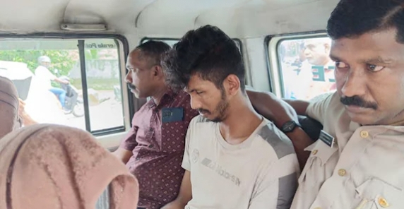 നഗരമധ്യത്തിൽ യുവാവ് കുത്തേറ്റു മരിച്ചു; മുൻ കൗൺസിലറും മകനും കസ്റ്റഡിയിൽ