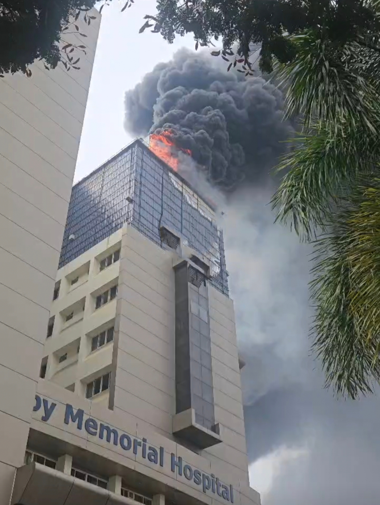 കോഴിക്കോട് ബേബി മെമ്മോറിയൽ ആശുപത്രിയിൽ വൻ തീപിടിത്തം   