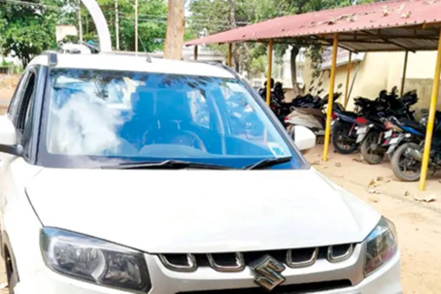 ഗുണ്ടൽപ്പേട്ട  മദ്ദൂർ ഫോറസ്റ്റ് ചെക്പോസ്റ്റിന് സമീപം കാർ ആക്രമിച്ച് മലയാളിയുടെ ഒന്നരക്കോടിയുടെ സ്വർണം കവർന്നു