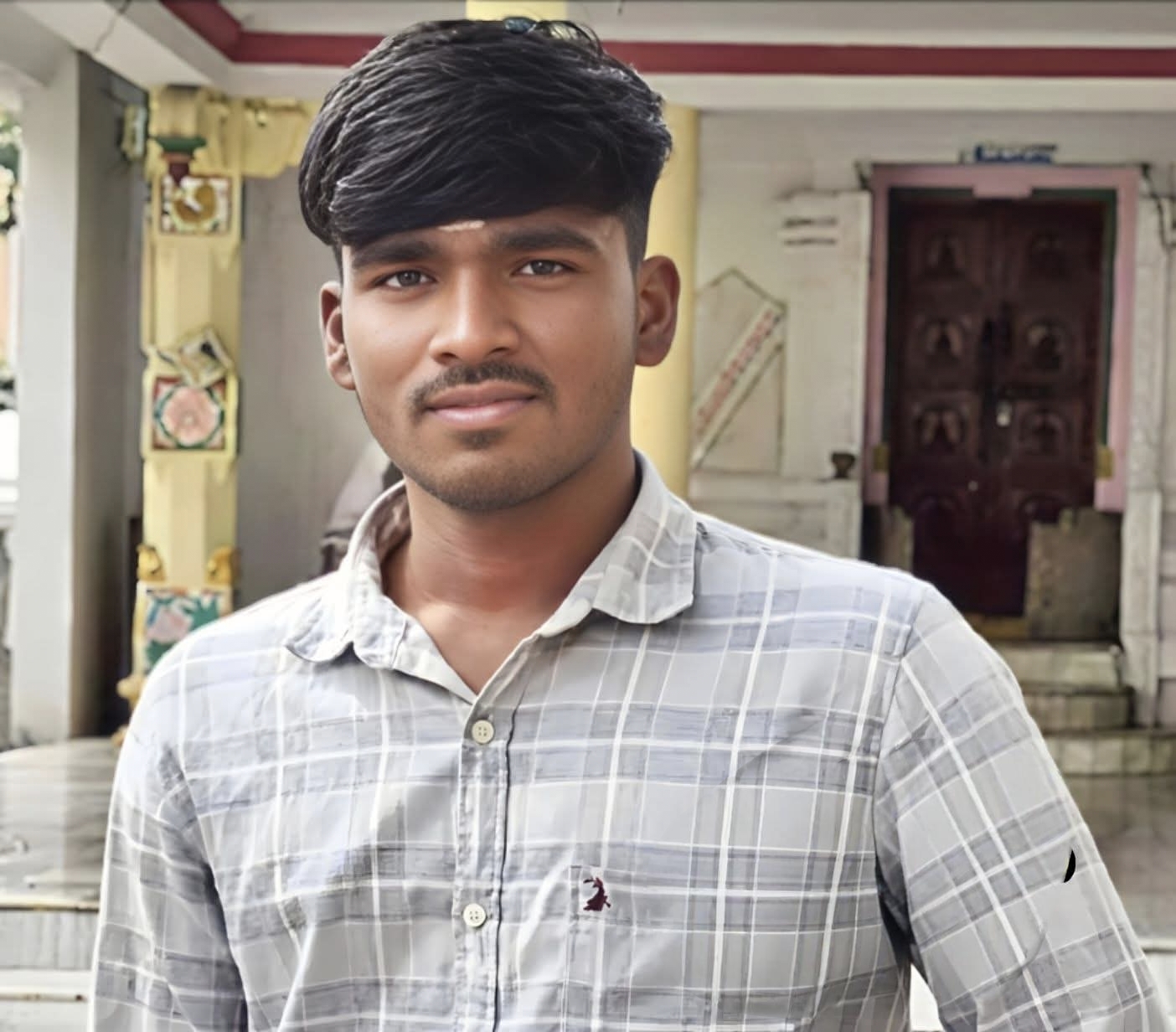 വെള്ളമെന്നു കരുതി കുടിച്ചത് രാസവസ്തു. അമ്മയുടെ കൈകളിൽ നിന്ന് മരുന്ന് കഴിച്ച 21കാരന് ദാരുണാന്ത്യം.