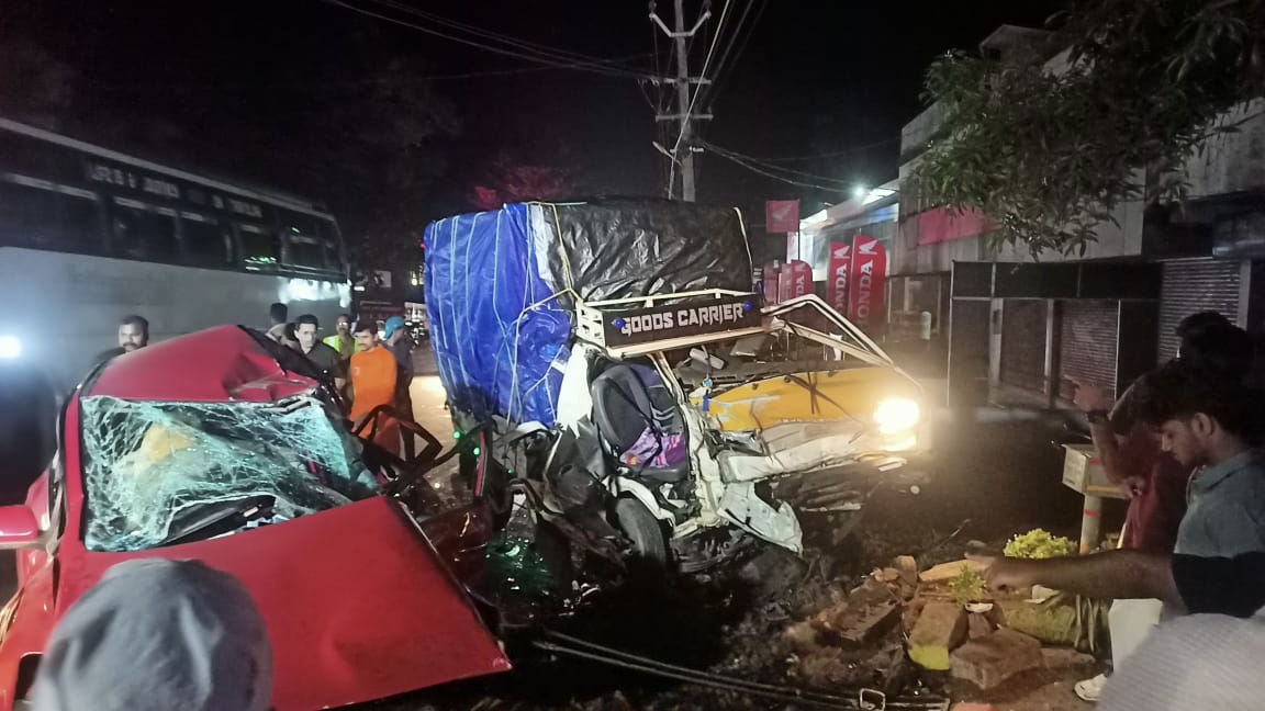 കുന്നമംഗലത്ത് കാറും പിക്കപ്പ് ലോറിയും കൂട്ടിയിടിച്ച് അപകടം മൂന്ന് പേർ മരിച്ചു