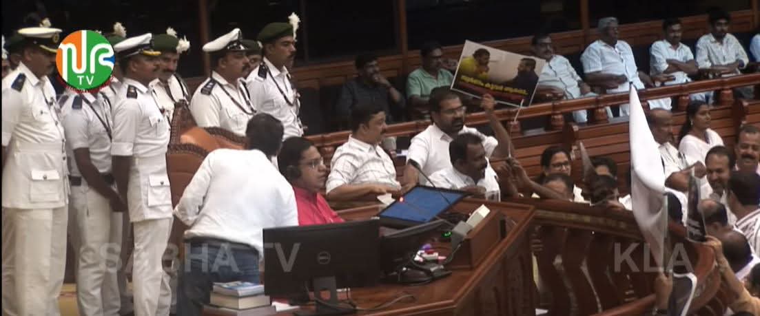 ശബരിമല സ്വർണ്ണ അപഹരണക്കേസില്‍ നിയമസഭയില്‍ ഇന്നും പ്രതിപക്ഷ ബഹളം. പ്രതിപക്ഷം സഭാ നടപടികള്‍ ബഹിഷ്കരിച്ചു