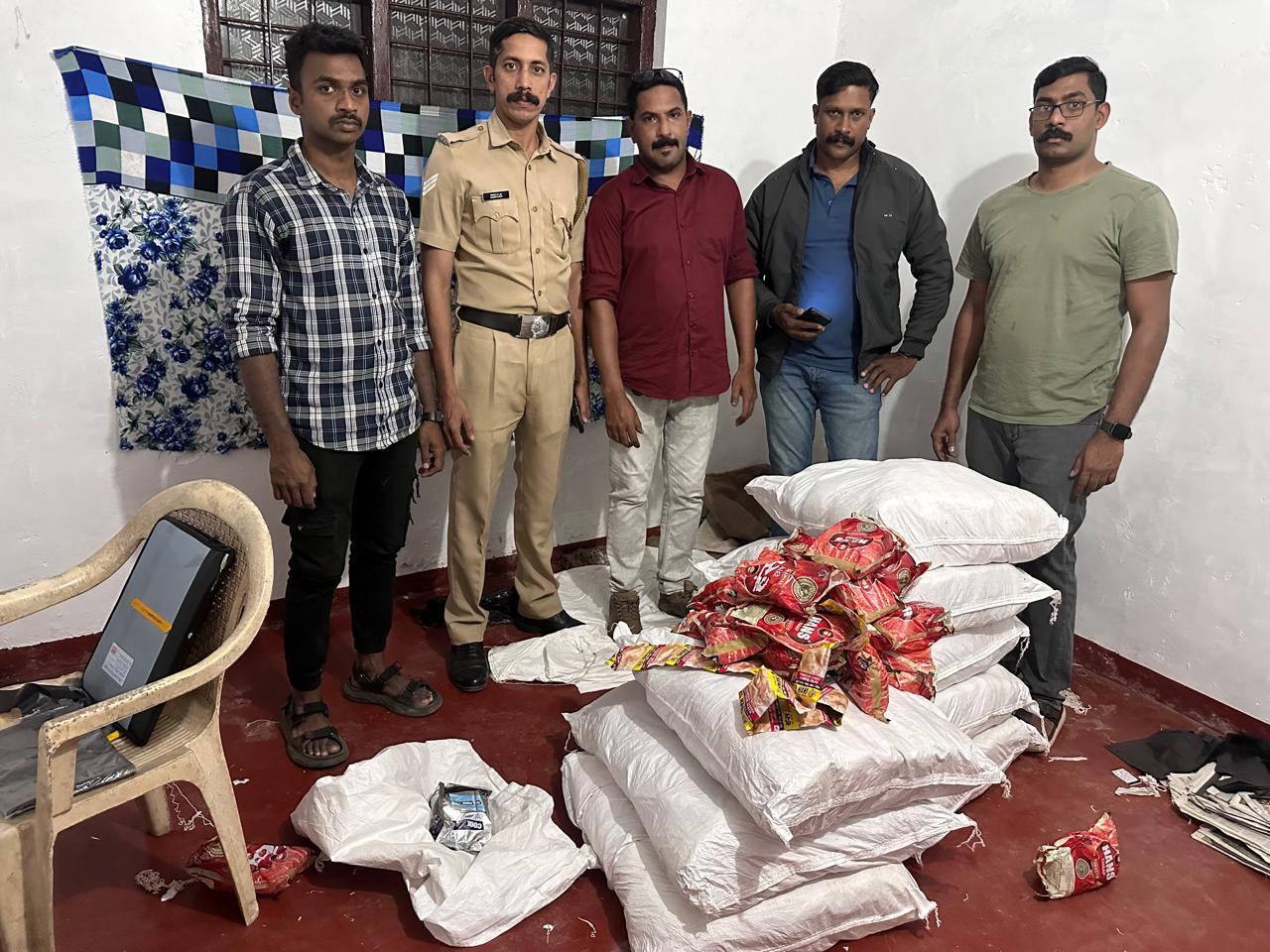 നിരോധിത പുകയില ഉൽപന്നമായ ഹാൻസ്  പിടികൂടി എക്സൈസ്. 6390 പാക്കറ്റ് ഹാൻസ് ആണ് പിടികൂടിയത്