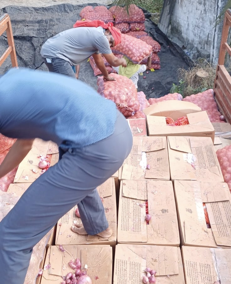 മലപ്പുറത്ത് ഉള്ളി ചാക്കുകൾക്കുള്ളിൽ പെട്ടികളിലാക്കി സൂക്ഷിച്ച വൻ സ്ഫോടക ശേഖരം പിടികൂടി