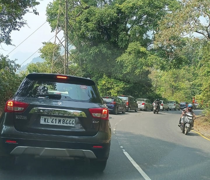 വയനാട് ചുരത്തിൽ രുക്ഷമായ ഗതാഗതക്കുരുക്ക്