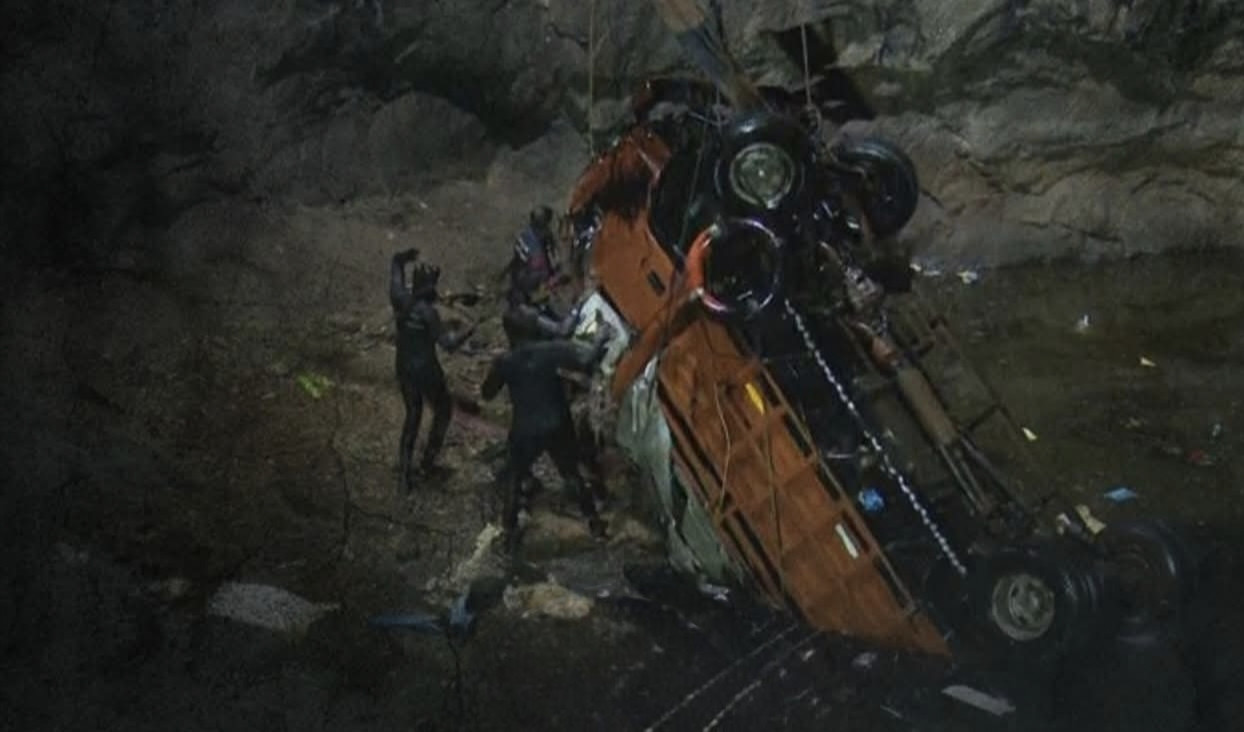 മലപ്പുറത്ത് ക്വാറിയിലേക്ക് മറിഞ്ഞ മിനിലോറി ഉയർത്തി; ലോറിയില് കുടുങ്ങിയ സെയില്സ്മാന് മുസ്തഫയുടെ മൃതദേഹം പുറത്തെടുത്തു