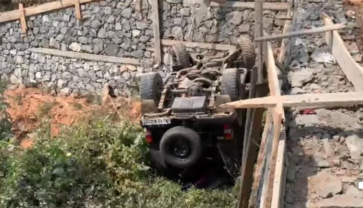 ജീപ്പ് നിയന്ത്രണം വിട്ട് 15 അടിയോളം താഴ്ചയിലേക്ക് മറിഞ്ഞു.