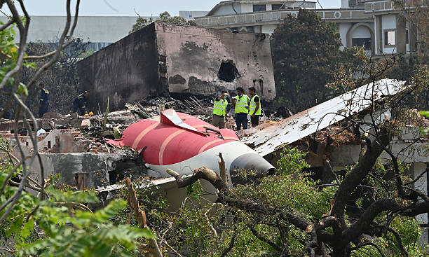 വിമാനം തകർന്നത് പൈലറ്റ് മനഃപൂർവം ഇന്ധന സ്വിച്ചുകൾ ഓഫ് ചെയ്തതിനാൽ’; അഹമ്മദാബാദ് വിമാനാപകടത്തിൽ അന്തിമ റിപ്പോർട്ട്?