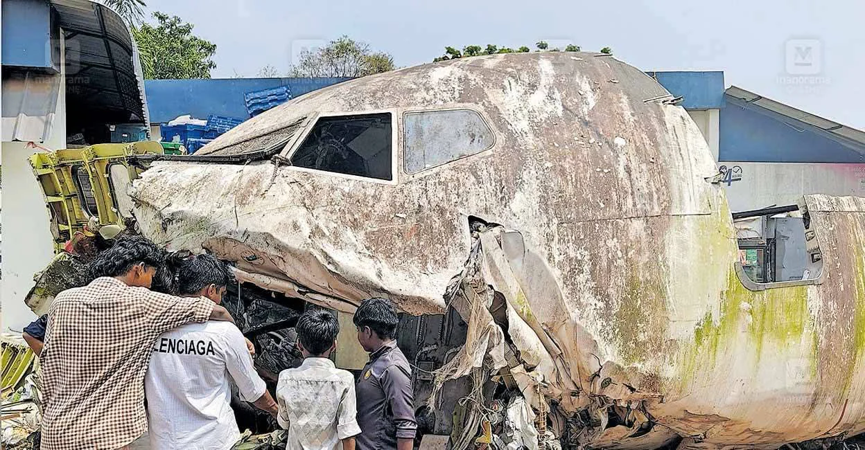 കരിപ്പൂരിൽ അപകടത്തിൽപെട്ട വിമാനം പൊളിക്കാനായി ആക്രിമാർക്കറ്റിൽ