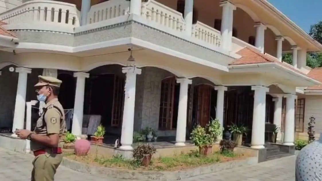 കൊച്ചിയില് മൂന്ന് കുട്ടികള് അടക്കം ഒരു കുടുംബത്തിലെ 5 പേര് മരിച്ച നിലയില് കണ്ടെത്തി; കൂട്ട ആത്മഹത്യയെന്ന് നിഗമനം