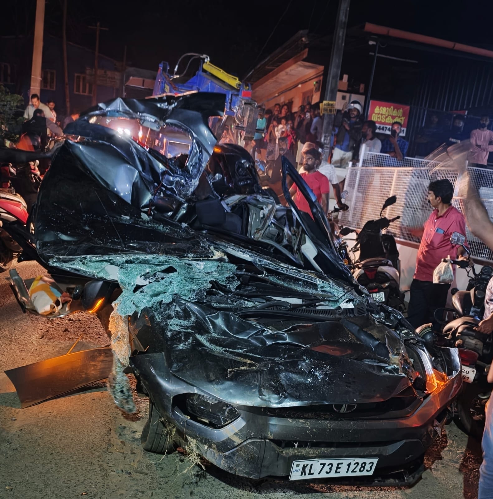 പുൽപ്പള്ളിയിൽ മരം കയറ്റി വന്ന ലോറി നിയന്ത്രണം വിട്ട് കാറിന് മുകളിലേക്ക് മറിഞ്ഞു ;രണ്ടുപേർക്ക് പരിക്ക്