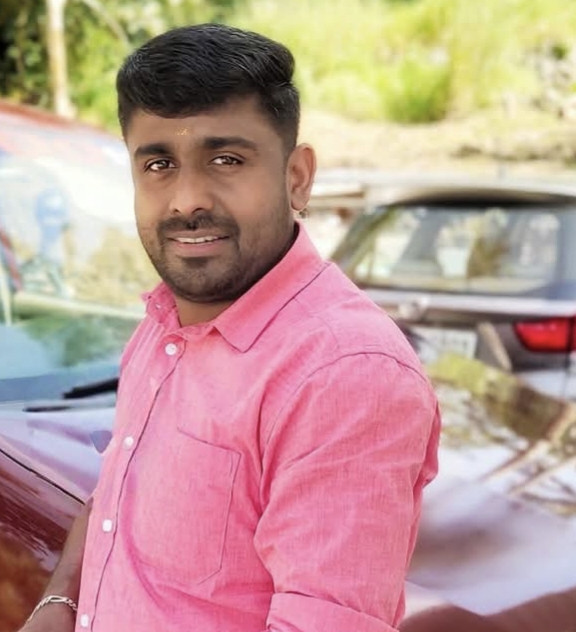 ബാങ്ക് ജീവനക്കാരൻ കാറിൽ മരിച്ച നിലയിൽ