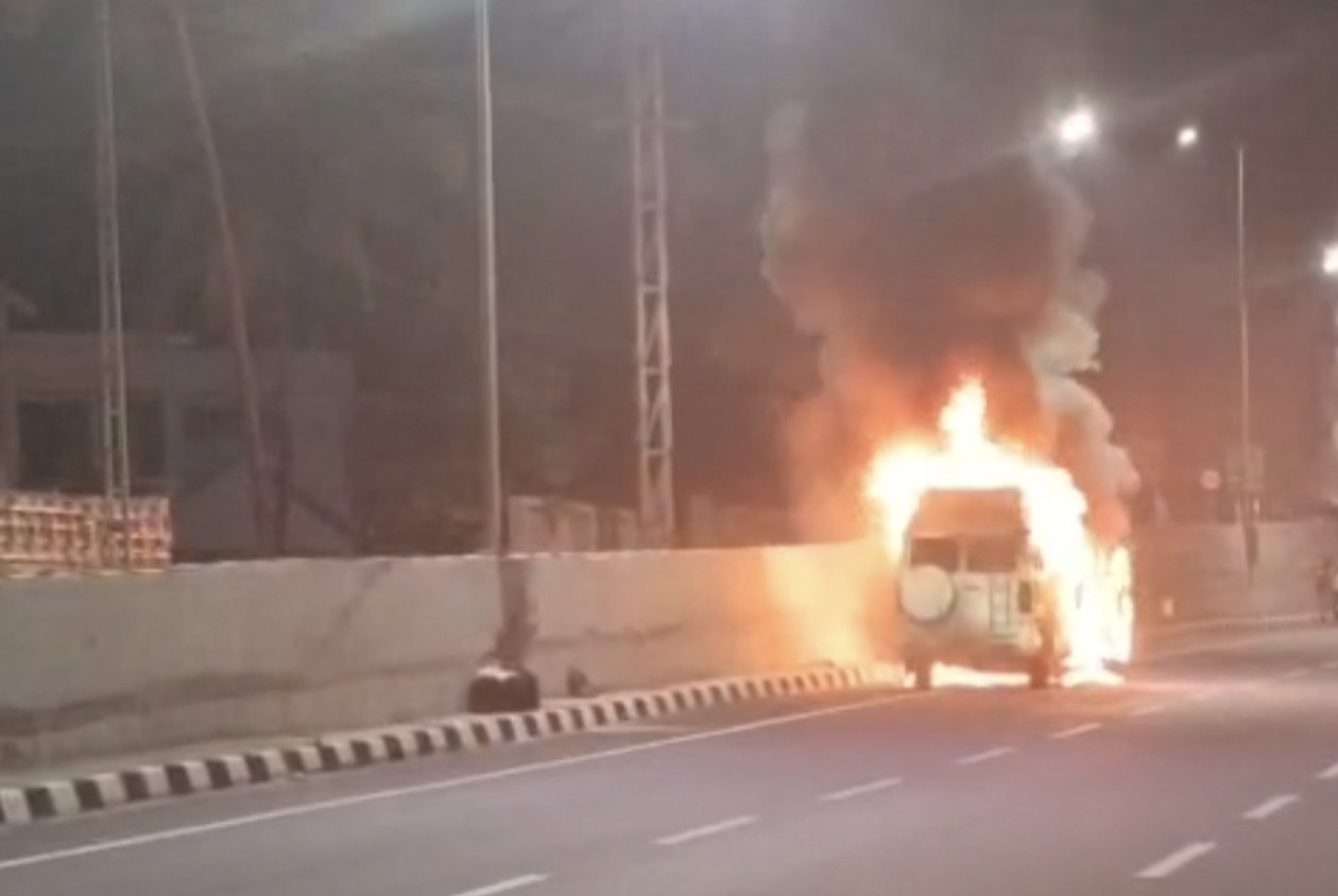 ഓടിക്കൊണ്ടിരുന്ന ട്രാവലറിന് തീപിടിച്ചു; തീർത്ഥാടകർ തലനാരിഴയ്ക്ക് രക്ഷപ്പെട്ടു