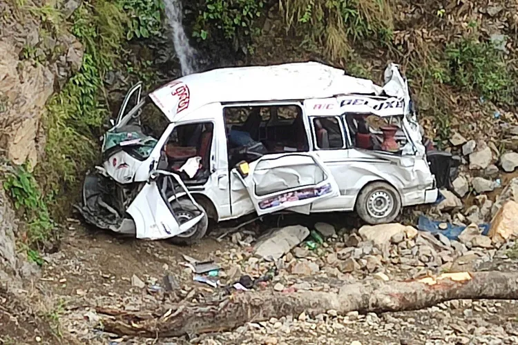 നേപ്പാളിൽ ബസ് കൊക്കയിലേക്ക് മറിഞ്ഞു; ഏഴ് ഇന്ത്യൻ തീർത്ഥാടകർ മരിച്ചു