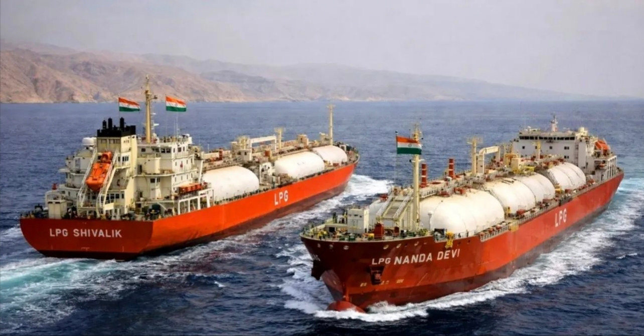 എൽപിജി ക്ഷാമത്തിനിടെ ആശ്വാസ വാർത്ത! ഹോർമുസ് കടലിടുക്ക് കടന്ന് ശിവാലികും നന്ദാദേവിയും ഇന്ത്യൻ തീരത്തേക്ക് അടുക്കുന്നു