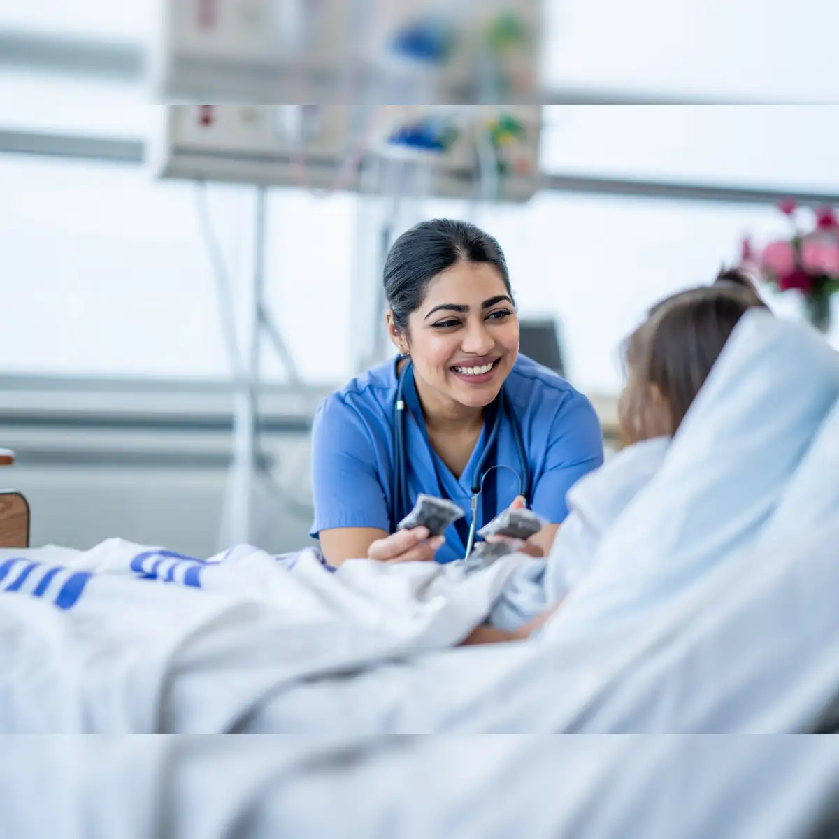 സ്വകാര്യ ആശുപത്രി നഴ്സുമാരുടെ വേതനം കൂട്ടും; മിനിമം വേതനം 25,450-28,000  വിജ്ഞാപനവുമായി സർക്കാർ