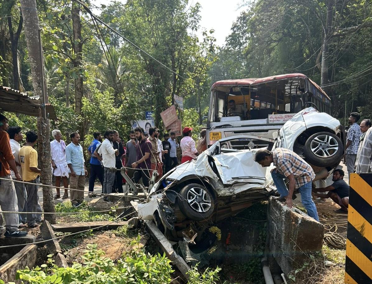 കെ എസ് ആർ ടി സി ബസും കാറും കൂട്ടിയിടിച്ചു; കാർ യാത്രികർക്ക് പരിക്ക് ഒരാളുടെ നില ഗുരുതരം