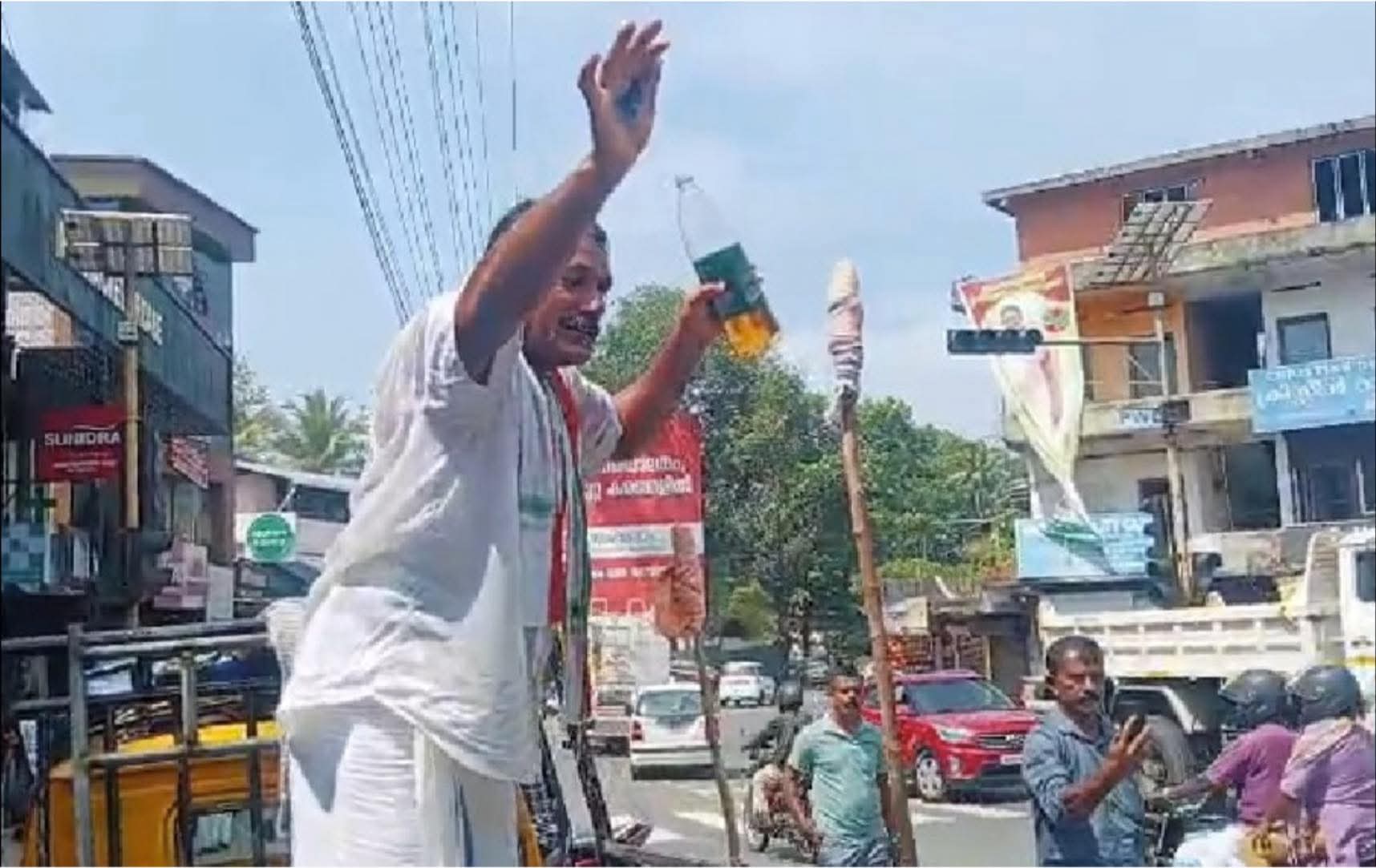 വി ഡി സതീശനെ മുഖ്യമന്ത്രിയാക്കണം’; പെട്രോള്‍ ദേഹത്തൊഴിച്ച് ലൈറ്ററുമായി കോണ്‍ഗ്രസ് പ്രവര്‍ത്തകന്റെ പ്രതിഷേധം