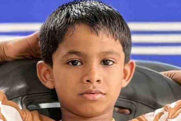 കളിച്ചുകൊണ്ടിരിക്കെ തലയിലേക്ക് കോണ്‍ക്രീറ്റ് തൂണ്‍ ഇടിഞ്ഞുവീണ് ഏഴുവയസുകാരന് ദാരുണാന്ത്യം