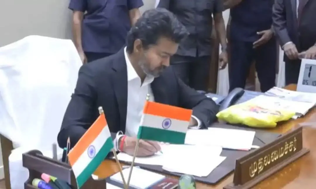 സൗജന്യ വൈദ്യുതി, സ്ത്രീ സുരക്ഷക്ക് പ്രത്യേക സേന; ആദ്യ തീരുമാനങ്ങളില്‍ ഒപ്പിട്ട് മുഖ്യമന്ത്രി വിജയ്