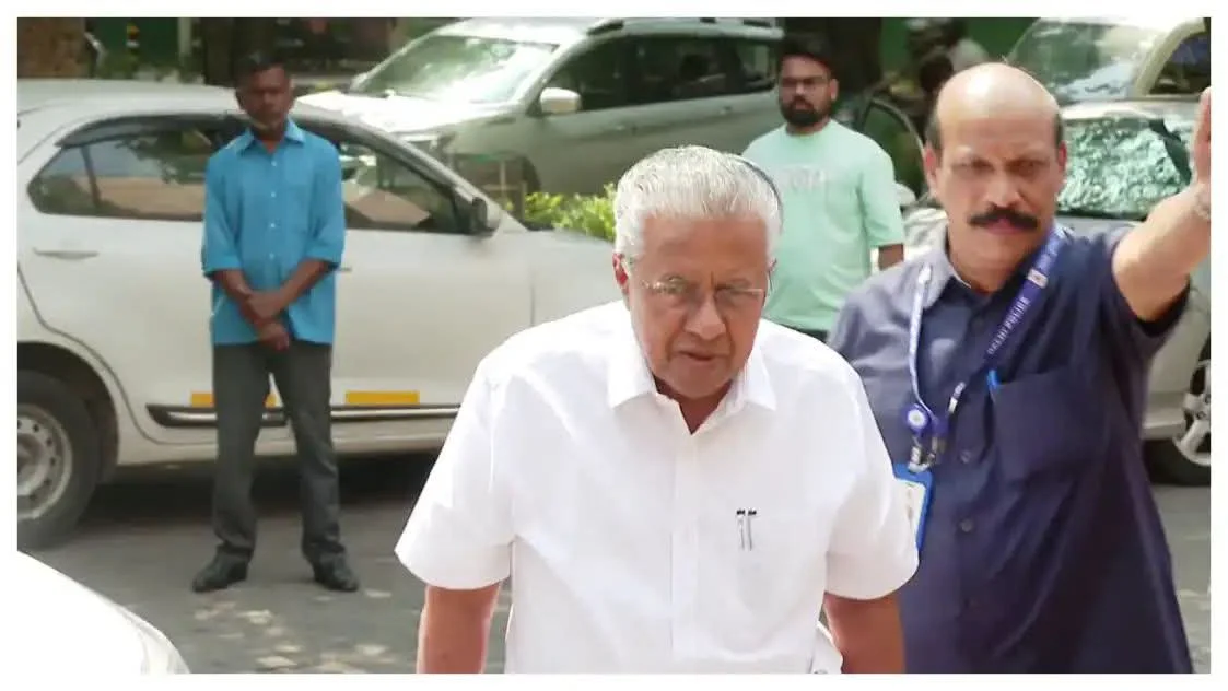 പ്രതിപക്ഷ നേതാവാകുമോ…? മാധ്യമപ്രവര്‍ത്തകരുടെ ആവര്‍ത്തിച്ചുള്ള ചോദ്യം, മറുപടി പറയാതെ പിണറായി വിജയൻ