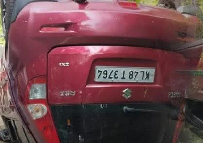 മീനങ്ങാടിയിൽ കാറുകൾ കൂട്ടിയിടിച്ച് മറിഞ്ഞു; യാത്രികന് പരിക്ക്