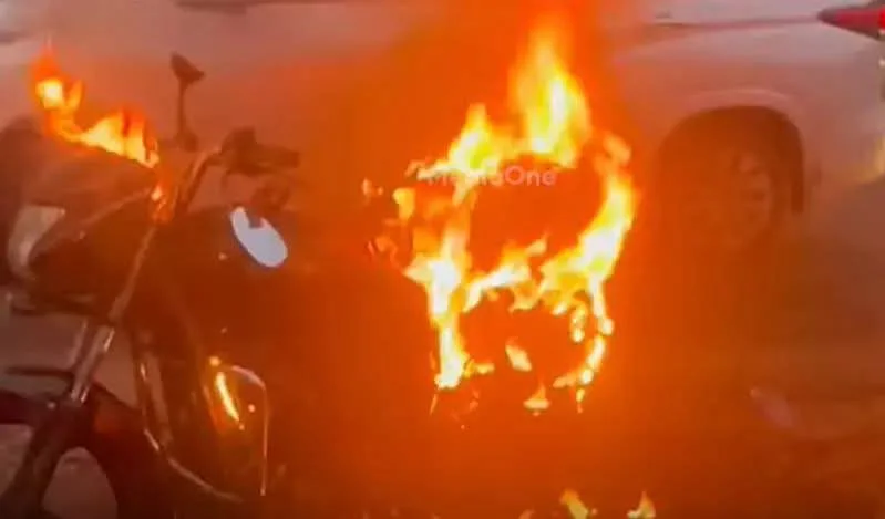 ഇന്ധനവില വര്‍ധനവിനെതിരെ ബൈക്ക് കത്തിച്ച് പ്രതിഷേധം