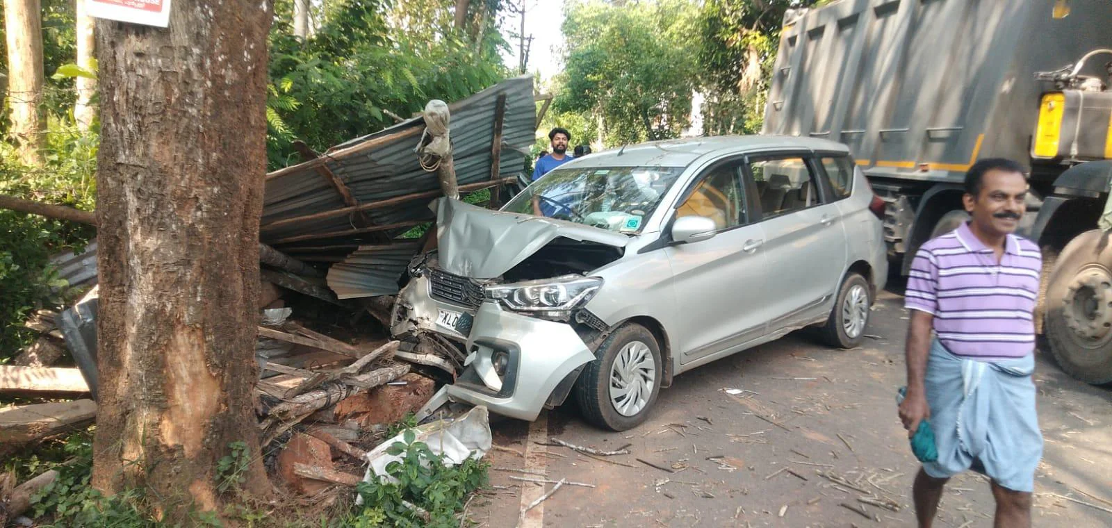 ബസ്കാത്തിരിപ്പ് കേന്ദ്രത്തിലേക്ക് കാർ ഇടിച്ചുകയറി 5 പേർക്ക് പരിക്ക്