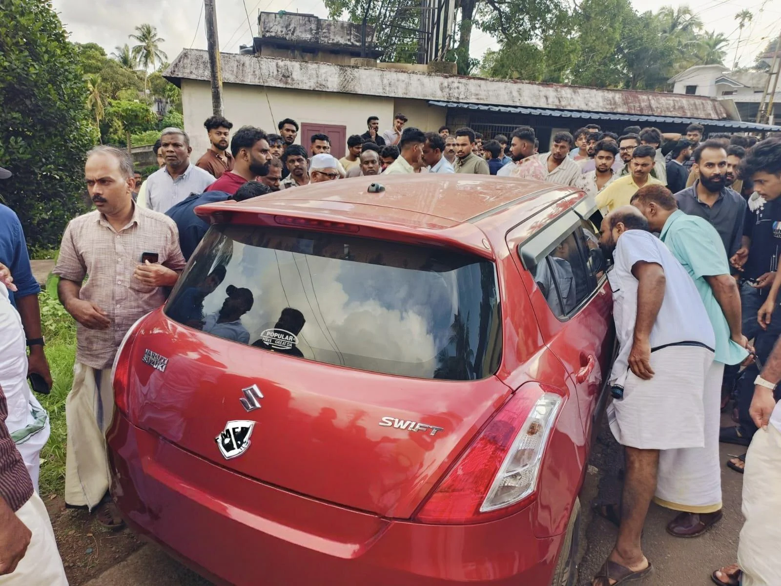 ദേശീയപാതയോരത്ത് നിർത്തിയിട്ടിരുന്ന വാഹനത്തിൽ ഒരാളെ  മരിച്ച നിലയിൽ കണ്ടെത്തി