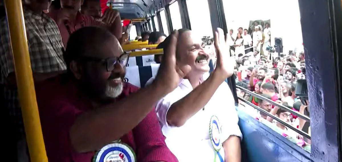 സൗജന്യ യാത്ര സ്ത്രീകൾക്കുള്ള ഔദാര്യമല്ല, അഭിമാനത്തോടെ സർക്കാർ വണ്ടിയിൽ സൗജന്യമായി യാത്ര ചെയ്യാം: വി ഡി സതീശൻ