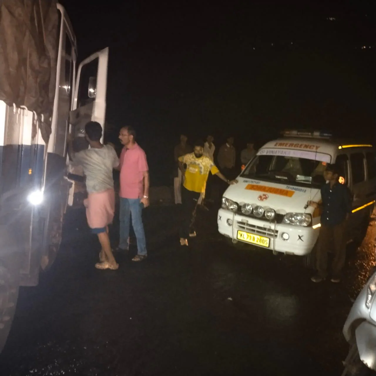 വയനാട് ചുരത്തിൽ കുടുങ്ങിയ ലോറി മാറ്റി : നിലവിൽ ചുരം സാധാരണ നിലയിൽ