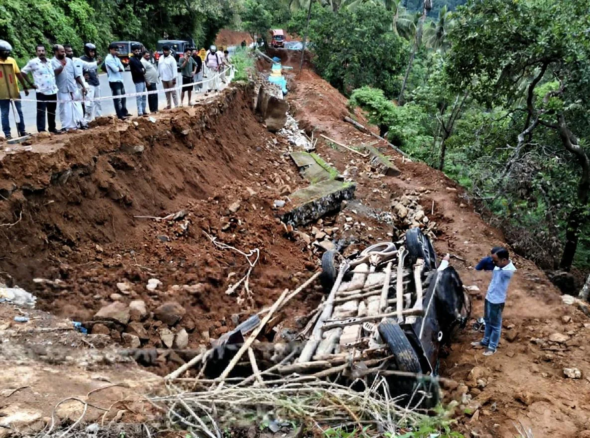 കുറ്റ്യാടി ചുരത്തിൽ കാർ താഴ്ചയിലേക്ക് മറിഞ്ഞു; മൂന്ന് പേർക്ക് പരിക്ക്