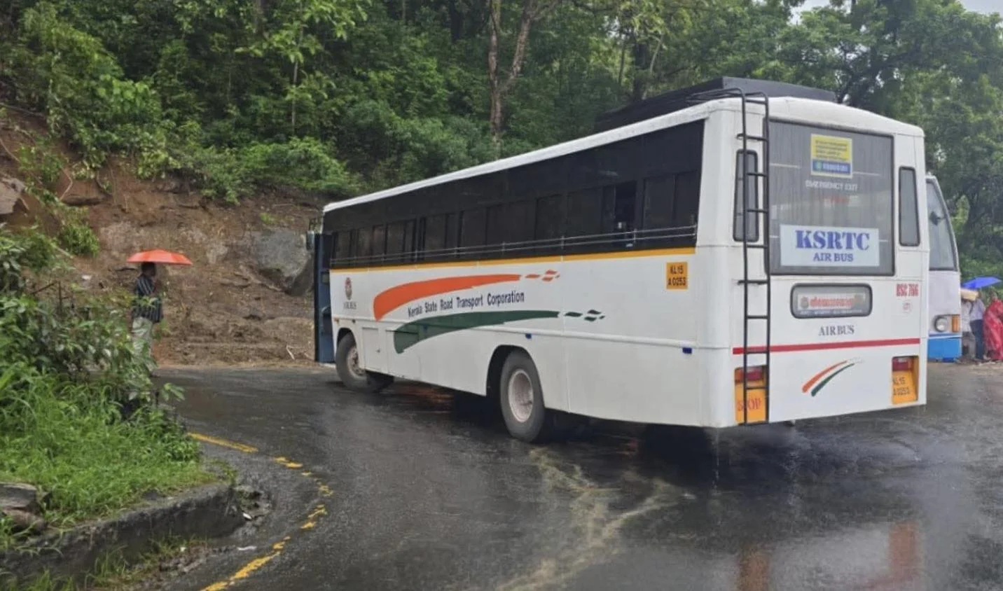 വയനാട് ചുരത്തിൽ ഗതാഗത തടസ്സം: ആറാം വളവിൽ കെഎസ്ആർടിസി ബസ് തകരാറിലായി