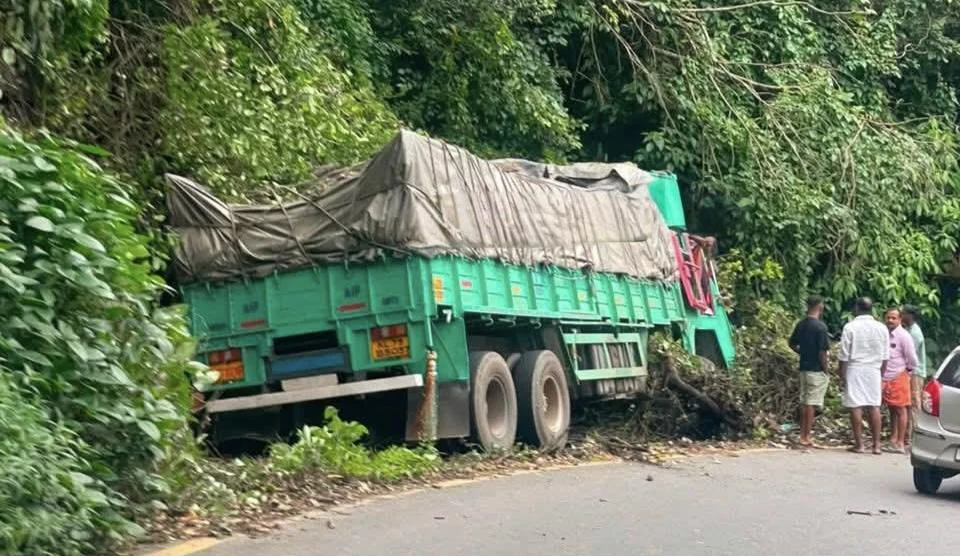 വയനാട് ചുരത്തിൽ ലോറി ഓവുചാലിലേക്ക് ചരിഞ്ഞു അപകടം 