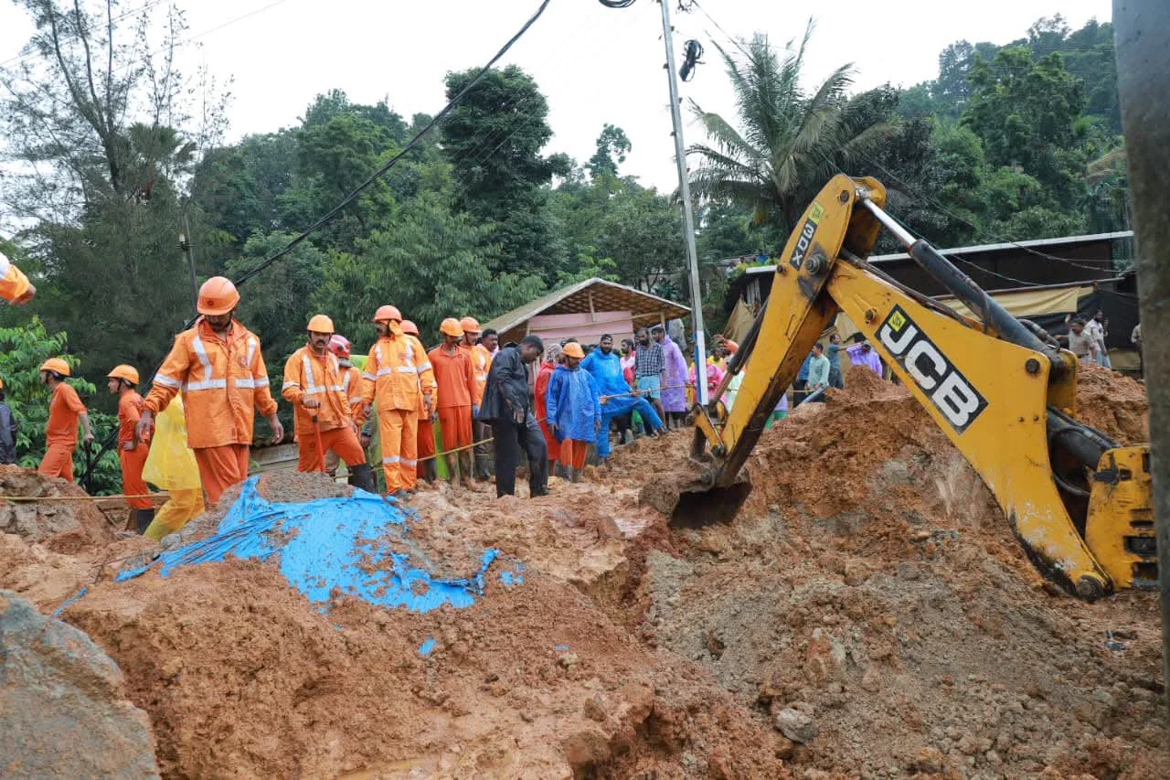 കള്ളാടി മണ്ണിടിച്ചിൽ: നാല് മൃതദേഹങ്ങൾ കൂടി കിട്ടി; ഇനി കണ്ടെത്താനുള്ളത് ഒരാളെ; മരണ സംഖ്യ ഏഴായി..!!