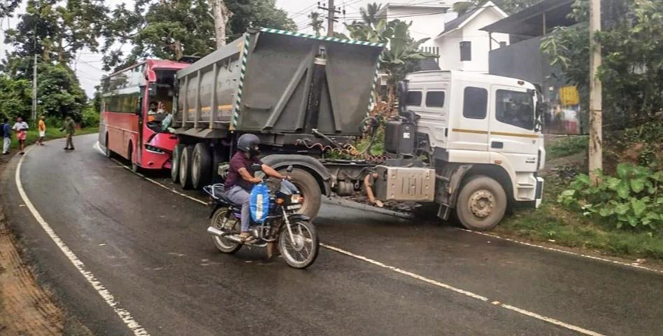 കല്ലൂരിൽ ബസും ടിപ്പർ ട്രെയിലർ ലോറിയും കൂട്ടിയിടിച്ച് അപകടം; രണ്ടുപേർക്ക് പരിക്ക്