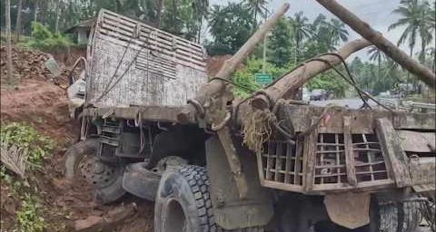 തടി കയറ്റിവന്ന ലോറി നിയന്ത്രണം വിട്ട് മറിഞ്ഞു; ഡ്രൈവർക്ക് പരുക്ക്
