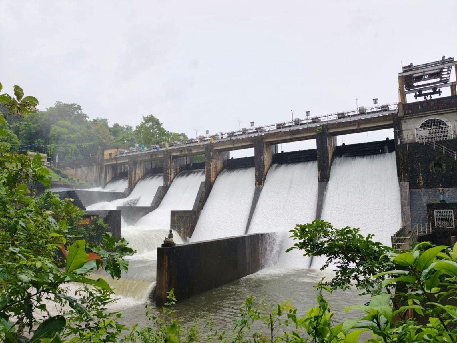 സംസ്ഥാനത്ത് മഴക്കെടുതി രൂക്ഷം; രണ്ട് ഡാമുകളിൽ കൂടി റെഡ് അലേർട്ട്, കക്കയം ഡാമും തുറന്നേക്കും