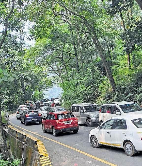 ഓണം അവധി: വയനാട് ചുരത്തിലെ രൂക്ഷമായ ഗതാഗതക്കുരുക്ക് പരിഹരിക്കാൻ അടിയന്തര നടപടി വേണം: വയനാട് ചേംബർ ഓഫ് ടൂറിസം