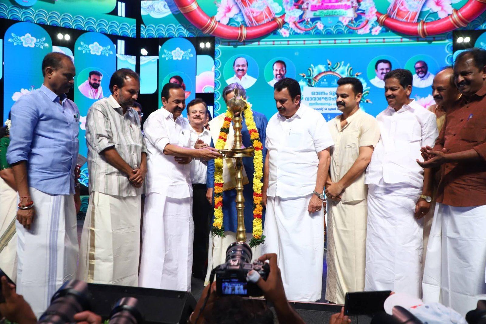 കേരളത്തെ ലോകോത്തര ടൂറിസം കേന്ദ്രമാക്കുകയാണ് സര്‍ക്കാരിന്റെ ലക്ഷ്യം: മുഖ്യമന്ത്രി; സംസ്ഥാന സര്‍ക്കാറിന്റെ ഓണം വാരാഘോഷത്തിന് തിരി തെളിഞ്ഞു