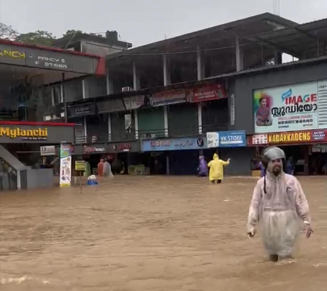 മലയോരത്ത് കനത്ത മഴ തുടരുന്നു: ഈങ്ങാപ്പുഴയിലും പുതുപ്പാടിയിലും വെള്ളം കയറി, വയനാട് ചുരത്തിൽ ഗതാഗത നിയന്ത്രണം തുടരുന്നു