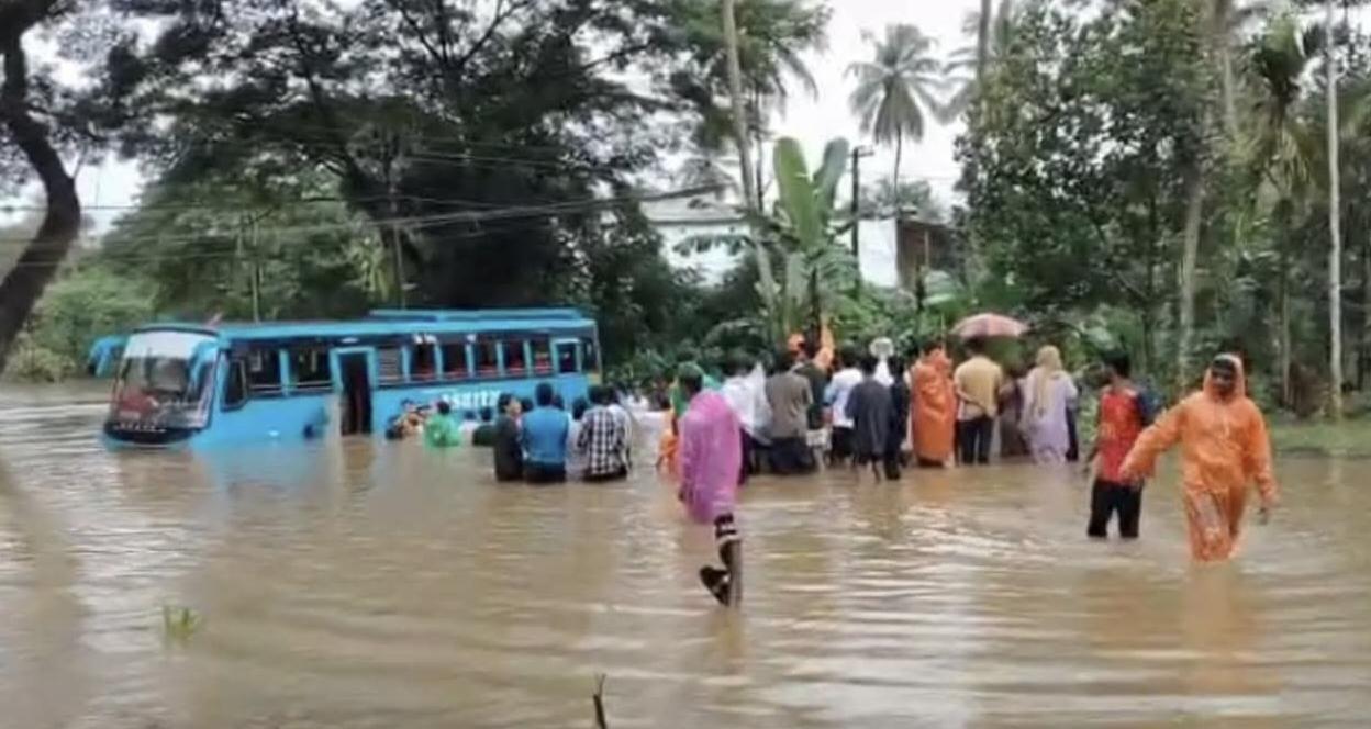 യാത്രക്കാരുമായി പോയ ബസ് വെള്ളത്തിൽ കുടുങ്ങി; യാത്രക്കാരെ രക്ഷപ്പെടുത്തി നാട്ടുകാർ