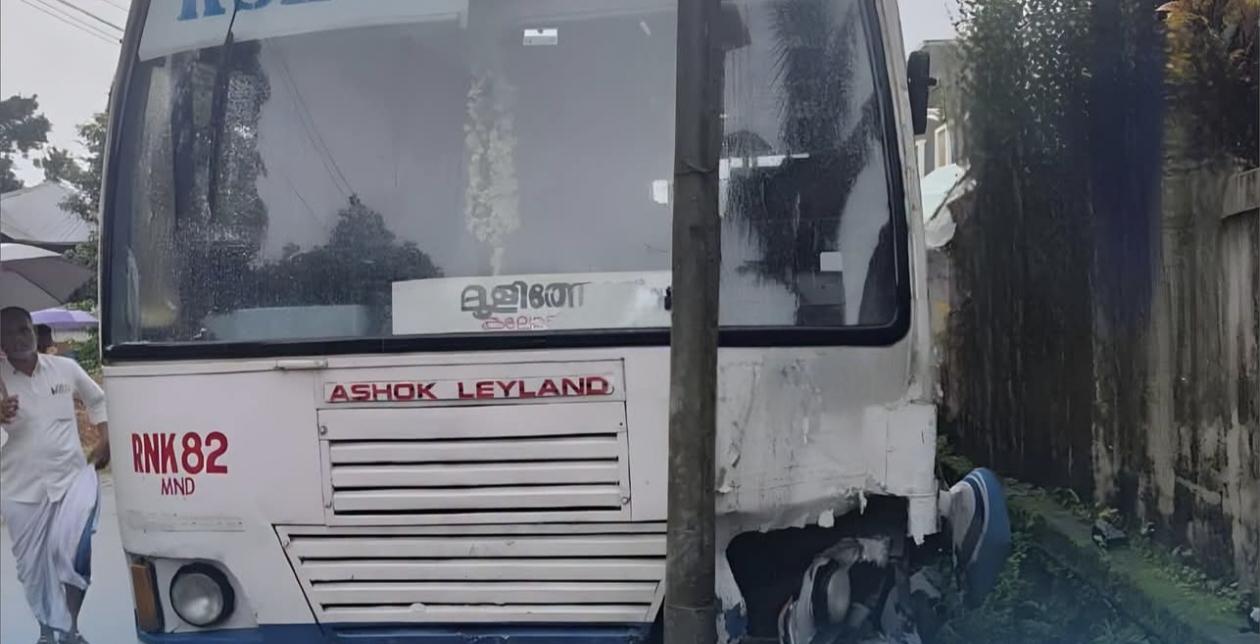 കെഎസ്ആർടിസി ഡ്രൈവർക്ക് ദേഹാസ്വാസ്ഥ്യം നിയന്ത്രണം വിട്ട ബസ് വൈദ്യുതി പോസ്റ്റിലിടിച്ചു